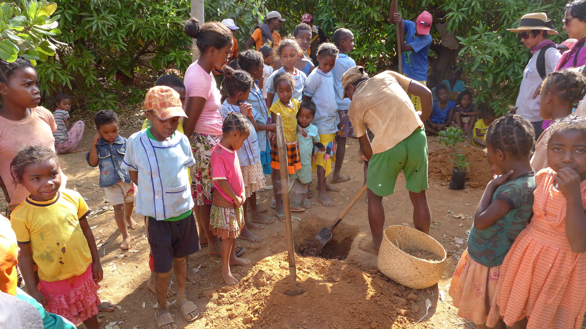 4 Wiederaufforstung im Dorf Fiadanana unterstützt durch die Organisation Zahana in Madagascar